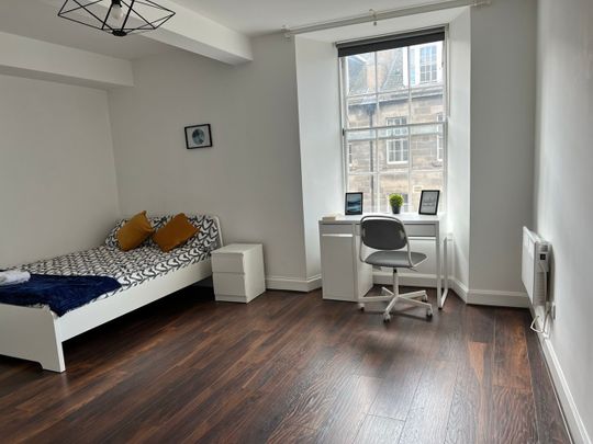 3 Bed Flat, Drummond Street, EH8 - Photo 1