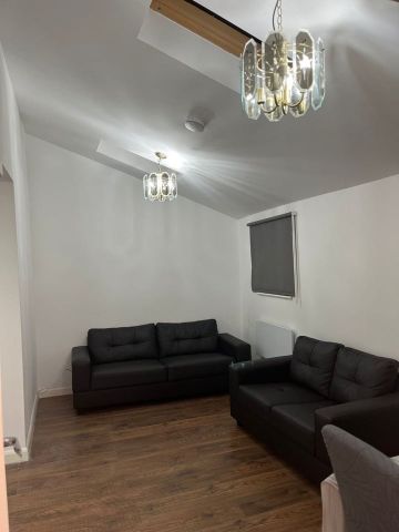 1 Bed Flat, Walpole Road, SW19 - Photo 2