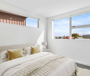 Central & Sunny 2 Bedroom Apartment - Photo 2