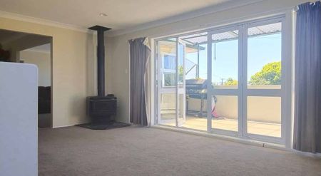 Charming 4BR House in Te Atatu - Photo 2