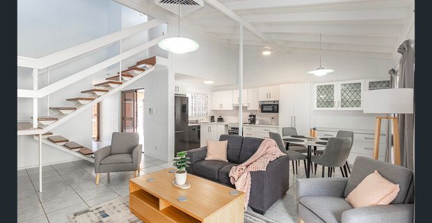 Beautifully Presented & Fully Furnished Townhouse! - Photo 1