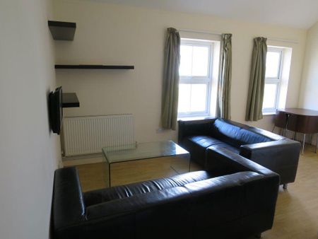 3 bedroom flat to rent - Photo 2