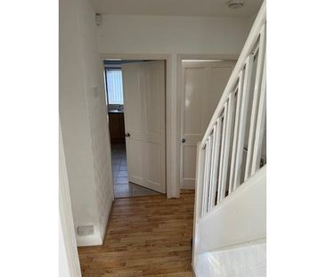 4 bedroom semi-detached house to rent - Photo 3