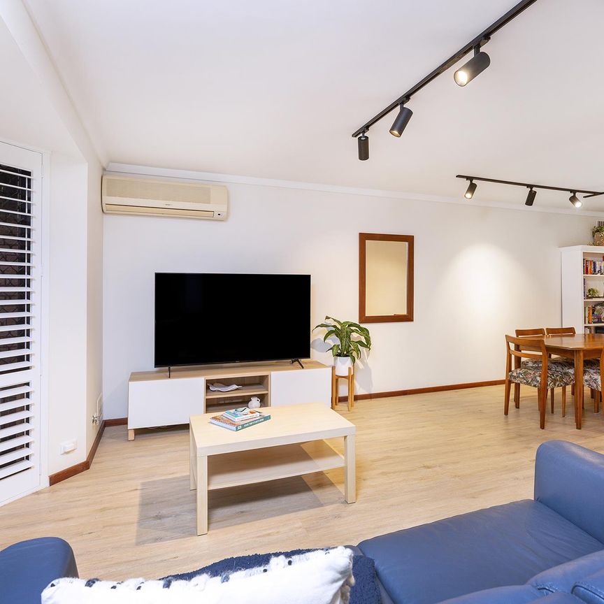 BEAUTIFUL TOWNHOUSE - Photo 1