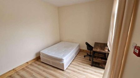 Double Room Kensington Garden, Ilford Essex, IG1 - Photo 3