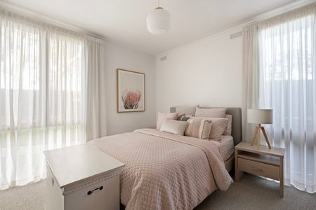 Elegant Family Living with Pool in Prime Kennington Location - Photo 3