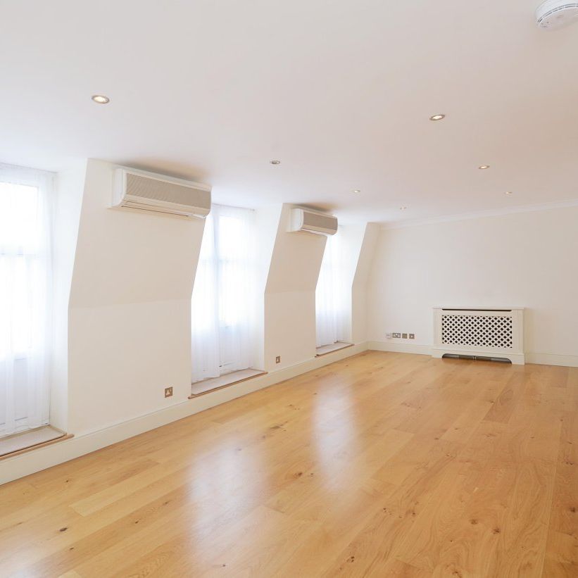 4 bedroom mews to rent - Photo 1