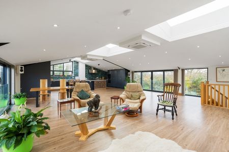 5 bedroom detached house to rent - Photo 4