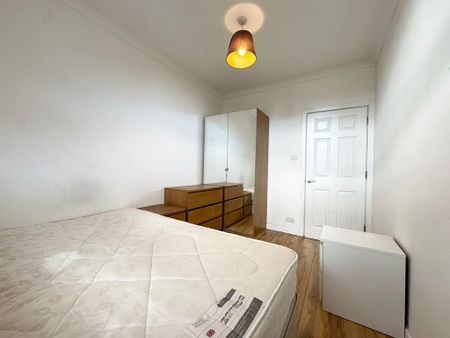 3 bedroom apartment to rent - Photo 4