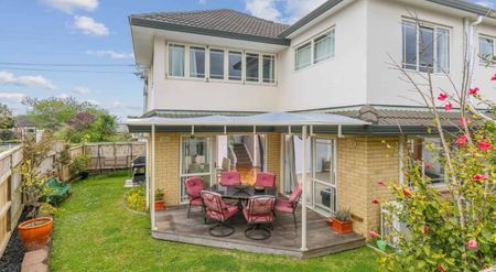 4 bedroom, 2 lounges - Perfect for your family - Photo 4