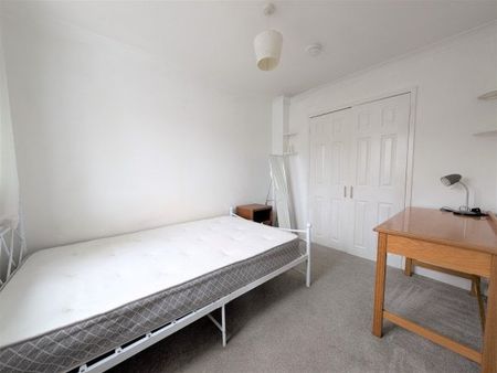 Bognor Regis 5 bedroom detached house to rent - Photo 3