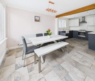 4 bedroom detached bungalow to rent - Photo 3