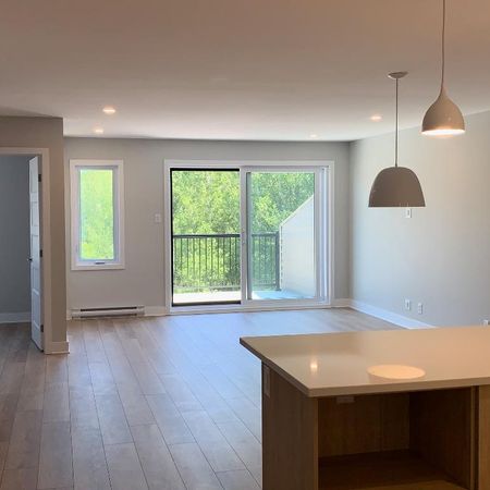 Magnifique condo 5 ½ SEMI-MEUBLÉ (5 électros) à Granby - Photo 4