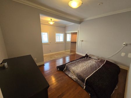 **2 BEDROOM MAIN UNIT STEPS FROM LAKE ONTARIO** - Photo 4