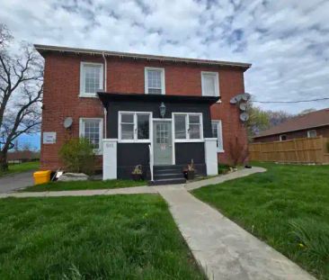 RARE SPACIOUS 3 BDRM UNIT - Available NOV 1ST OR SOONER! | 610 Dund... - Photo 1