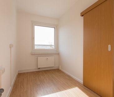 Sehr schön: 2 Bäder, 3 Zimmer, Küche mit Fenster und großer Abstell... - Photo 2