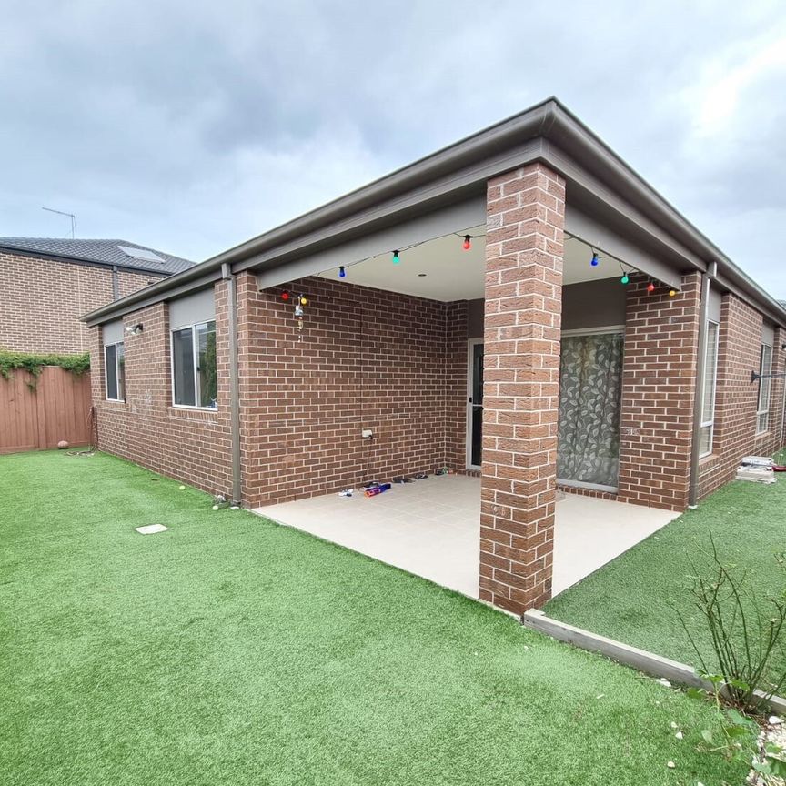 15 Anglers Ave, Point Cook, VIC 3030 (Residential)FAMILY ENTERTAINER! - Photo 1