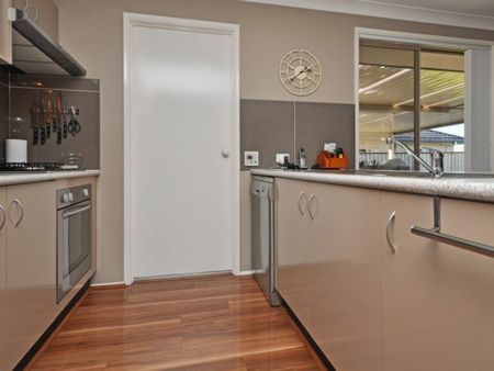 STUNNING FAMILY HOME!! - Photo 4