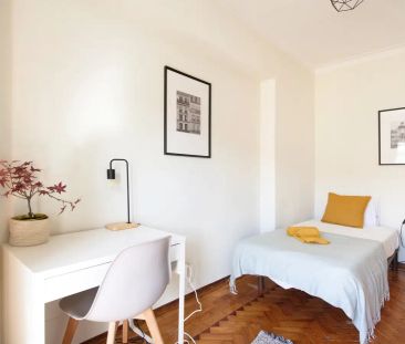 Room in a shared 8-bedroom apartment for rent in Lisbon, fully furnished. - Foto 6