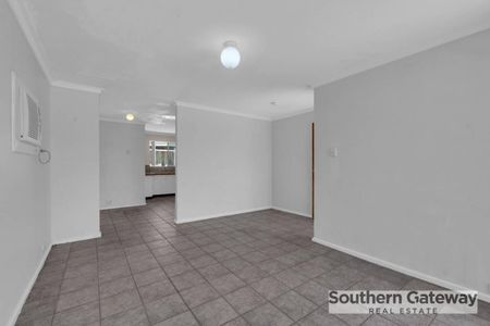 3x1 HOME IN CONVENIENT LOCATION - Photo 3