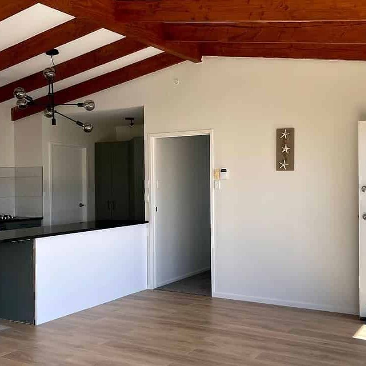 4 bedroom 2 bathroom modern living - Photo 1