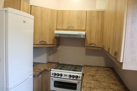 2 bed flat for rent in Priestfield - Photo 2