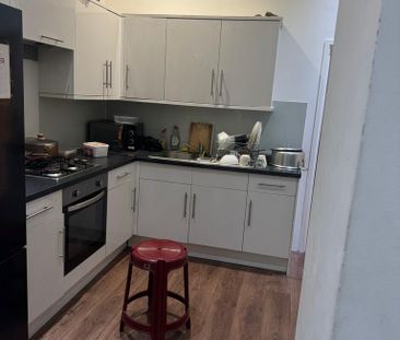 1 bedroom in a flat share to rent - Photo 2