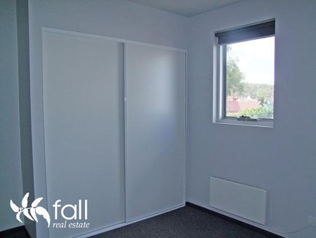 Stylish two-bedroom apartment - Some utilities & white goods included - Photo 5