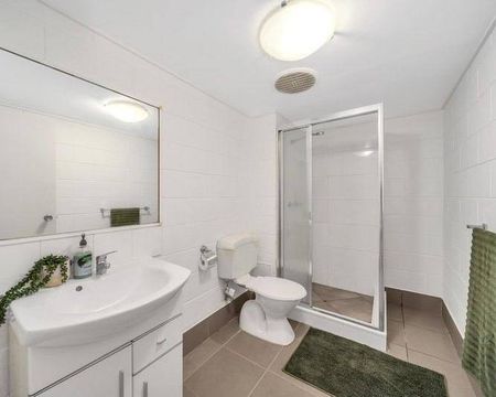 1 Bedroom Ground Floor Unit in Quiet Complex - Photo 4
