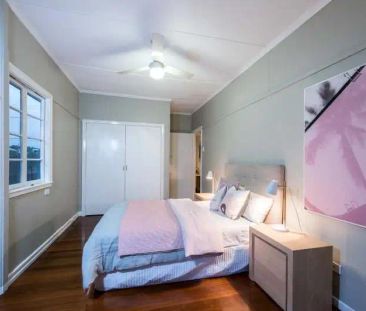 “Beautiful Home, 4 Bay Garage!” - Photo 5