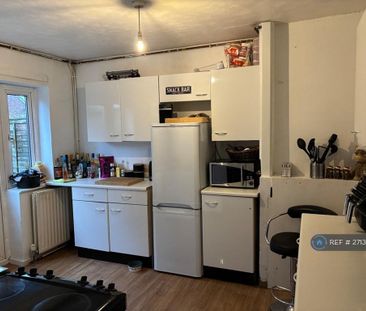 3 bedroom semi-detached house to rent - Photo 5