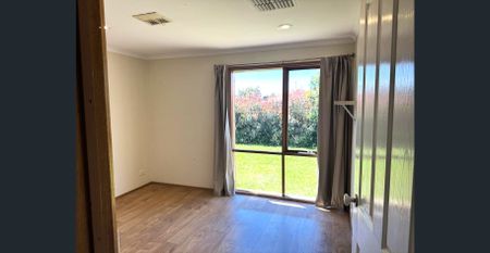 Spacious 3-Bedroom Family Home in Prime Narre Warren Location!! - Photo 5