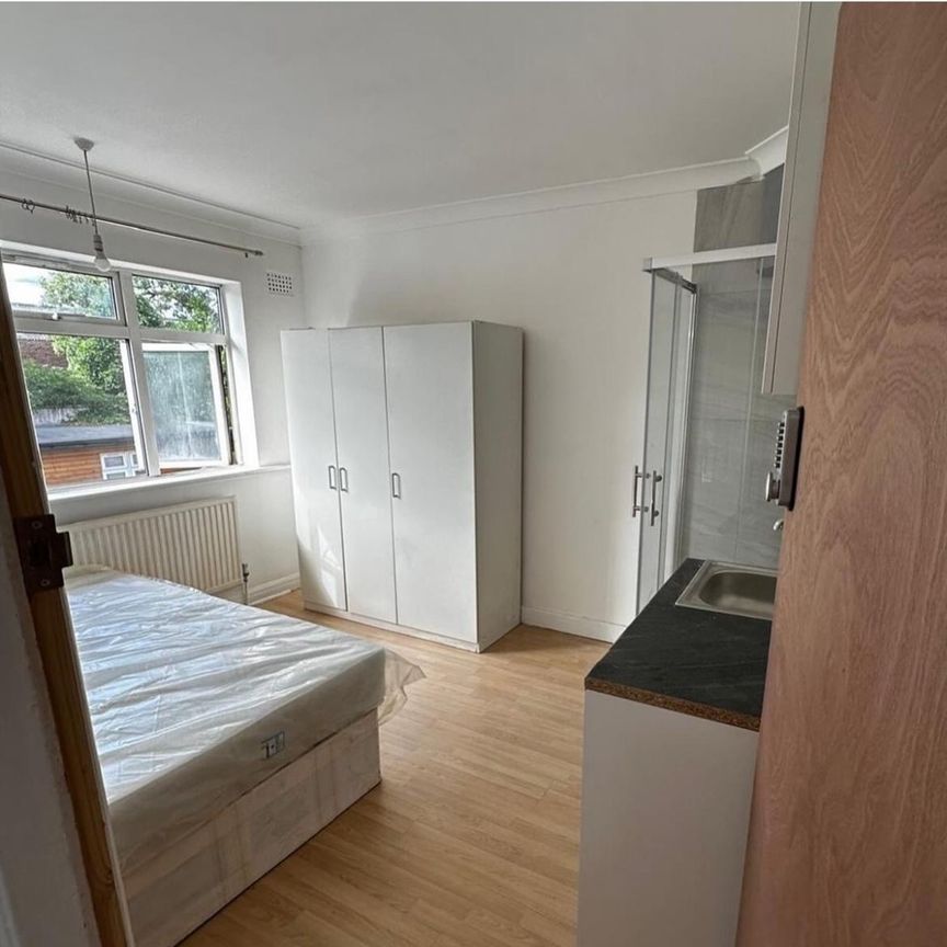 Room in a Shared House, Carlyon Road, HA0 - Photo 1