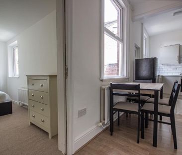 1 bedroom in a house share to rent - Photo 3