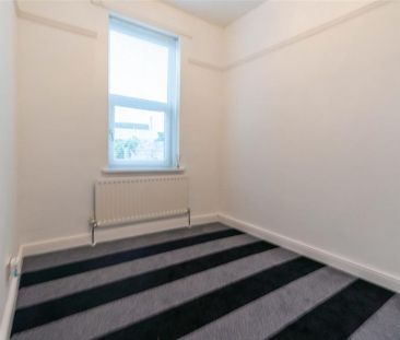3 bedroom flat to rent - Photo 3