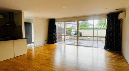 Lovely 4 bedrooms Home with Double Garage - Photo 4