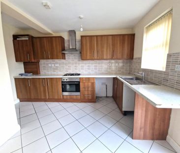 4 bedroom semi-detached house to rent - Photo 2