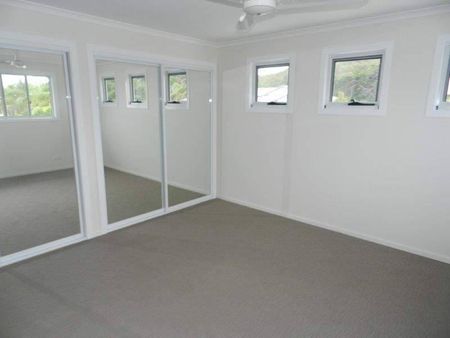 BEAUTIFUL 3 BEDROOM UNIT IN GREAT LOCATION - Photo 3