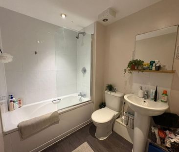 2 bedroom Flat To Let - Photo 2