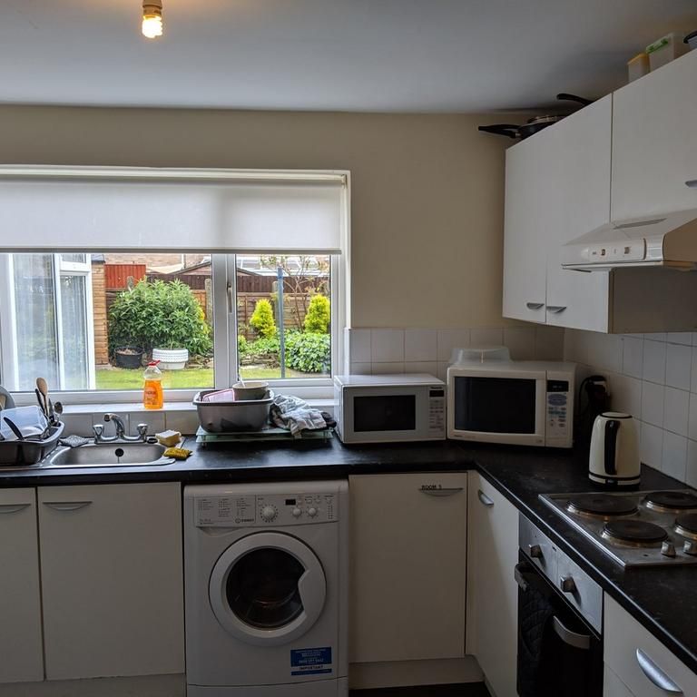 1 bedroom in a house share to rent - Photo 1