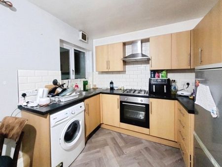 Kings Lane, Englefield Green, Egham, Surrey, TW20 0UA - Photo 5