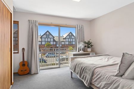 Modern, Sunny 2-Bedroom Townhouse – Prime Location! - Photo 2