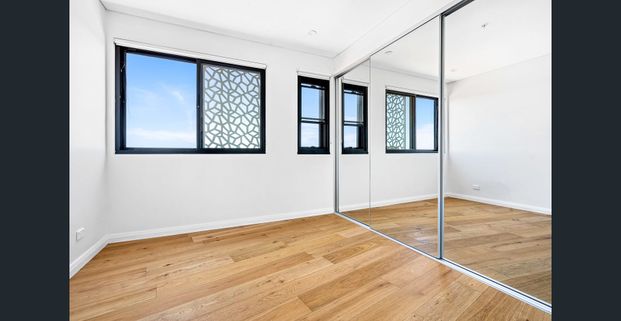 2 Bedroom Sub-Penthouse Apartment in Rockdale - Photo 1