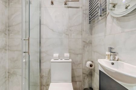 Compact Comfort: Your London Basecamp - Photo 5