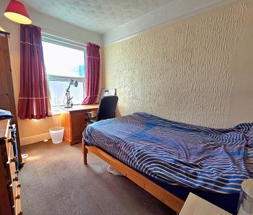 4 bedroom end of terrace house to rent - Photo 3