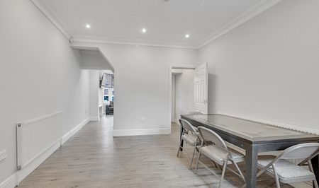 Large 5 Bed Property with 4 Bathrooms - Photo 2