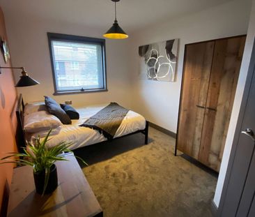 Modern Double Room in Shared House - Photo 4