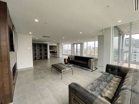Luxurious high rise apartments located in the Old Port of Montreal - Photo 3