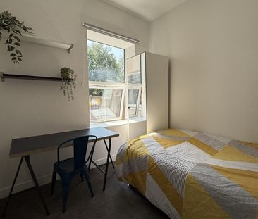 3 bed Apartment for Rent - Photo 4