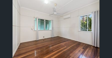 Charming Holland Park Home with Lifestyle Convenience - Photo 4